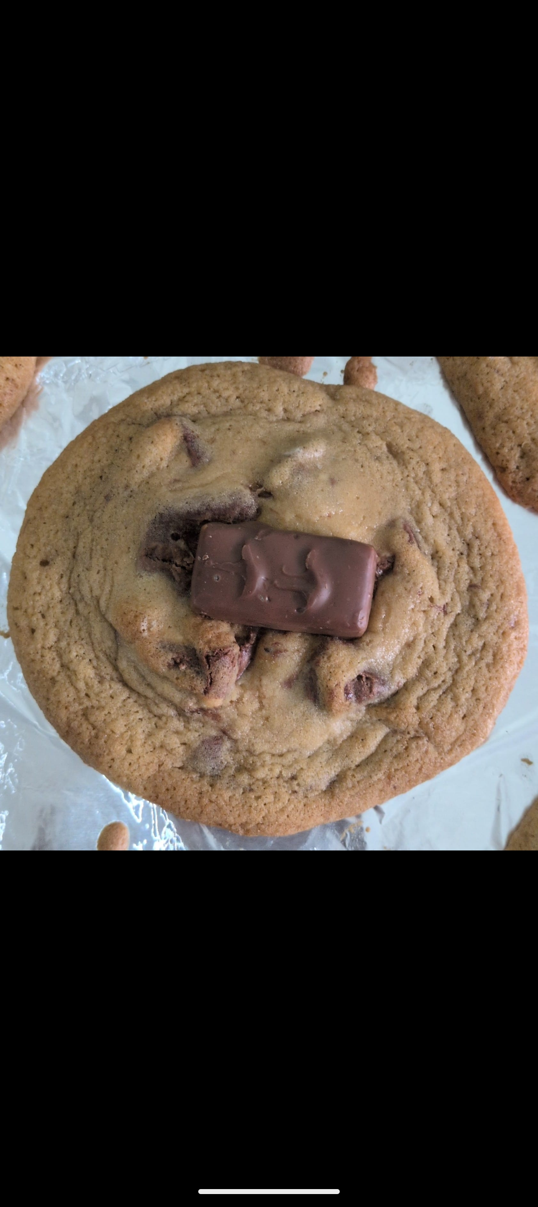 SNICKERS CUPCAKE:

"Snickers cupcake with peanut butter filling"
"Handmade Snickers cupcake with peanuts and caramel"