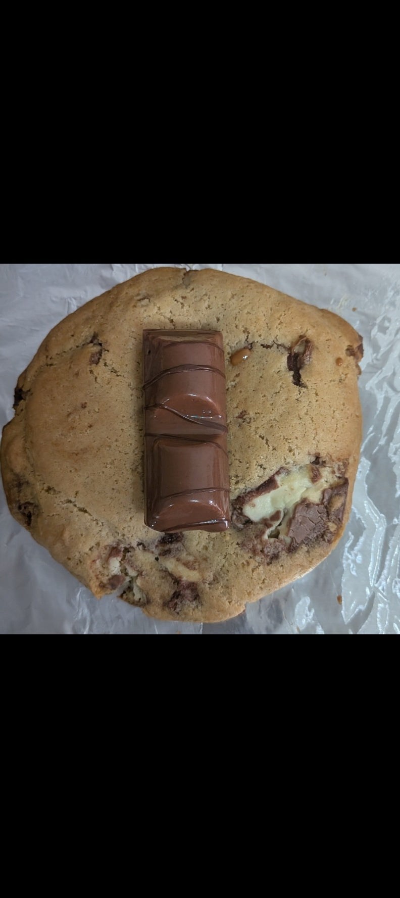 KINDER COOKIE:

"Kinder Bueno cookie with hazelnut chocolate"
"Handmade Kinder cookie topped with Kinder pieces"